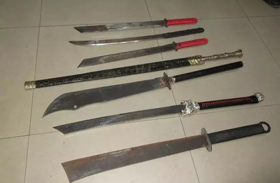 囂張逃犯持刀挑釁警方，法網恢恢終將自食惡果